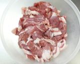 豚ロース肉しめじ玉ねぎのケチャソース炒め作り方3写真