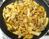 豚ロース肉しめじ玉ねぎのケチャソース炒め作り方10写真