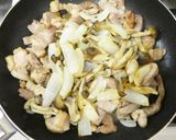 豚ロース肉しめじ玉ねぎのケチャソース炒め作り方9写真