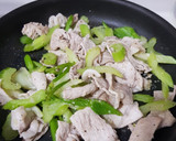 簡単!時短!セロリと豚肉の炒め物作り方3写真