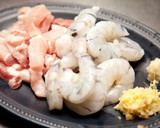 エビと豚肉の簡単ねぎ塩焼きそば作り方1写真