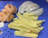 海老とじゃがいもと新玉ねぎのカレー炒め作り方1写真
