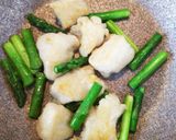 アスパラガスと鶏むね肉の塩炒め☆作り方5写真