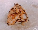 旨辛!ラー油塩こんぶおかかのおにぎり作り方2写真