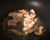 摘果メロンと鴨皮・鶏肉の旨味炒め（鶏皮）作り方1写真