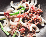 ご飯がススム♥️新玉と牛肉の甘辛炒め♪作り方3写真