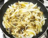 親子丼の味！鶏もも肉しめじ玉ねぎ卵とじ作り方2写真