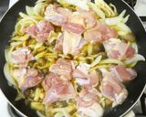 親子丼の味！鶏もも肉しめじ玉ねぎ卵とじ作り方3写真