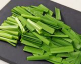 鶏皮ニラ玉炒め作り方1写真