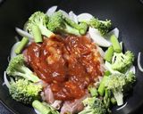 重ねて待つだけ!鶏の味噌ケチャ蒸し作り方2写真