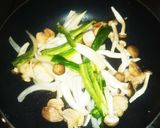 鶏肉と玉ねぎ、ピーマン、しめじ玉子のせ作り方3写真