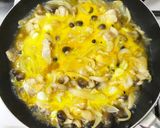 親子丼の味！鶏もも肉しめじ玉ねぎ卵とじ作り方6写真