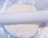 手捏ね生地✨トマトと枝豆のクリスピービザ作り方3写真