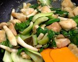 鶏胸肉チンゲン菜しめじタイカレー炒め作り方7写真