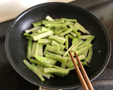 簡単！かまぼことブロッコリーの茎和風炒め作り方2写真