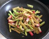 簡単！かまぼことブロッコリーの茎和風炒め作り方4写真