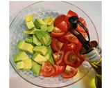 簡単副食！トマトとアボカドのバジルサラダ作り方3写真