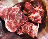 お肉柔らか♡牛すね肉のトマトソース煮込み作り方1写真