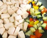サラダチキンと夏野菜の甘酢照り焼き☆作り方1写真