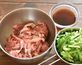 豚こま切れ肉とにらのスタミナ炒め作り方1写真
