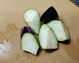 鶏皮となすとオクラの炒め物作り方1写真