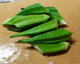 鶏皮となすとオクラの炒め物作り方3写真