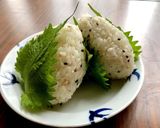しそ巻き＊梅干しとツナマヨ入りおにぎり作り方3写真