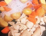 新ジャガと鶏皮で肉ジャガ作り方3写真