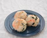 鮭とわかめのきび酢入りおにぎり作り方3写真
