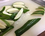 簡単コクうま●せせりとズッキーニの炒め物作り方1写真