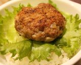チリ味ソースでロコモコ丼作り方2写真