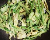ピーマンと舞茸のカレーマヨ炒め作り方4写真