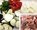 鶏肉とナス、ピーマンのカレー粉炒め作り方1写真