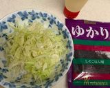 簡単サラダ☆千切りキャベツのゆかりマヨ作り方1写真
