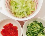 簡単!生姜風味のゴマだれサラダうどん作り方1写真