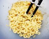 お手軽☆パリパリ美味しいラーメンピザ作り方3写真