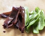 牛肉とキクラゲ、ピーマンの甘辛炒め煮作り方1写真