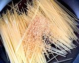 フライパンだけでトマトとチーズのパスタ作り方2写真