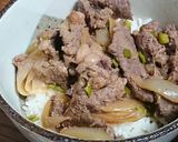 漬けビーフとオニオンの蒸し炒め丼作り方7写真