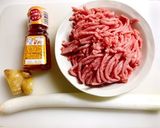 簡単便利♪生姜とひき肉の食べるラー油作り方1写真