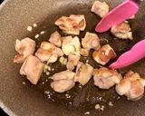 鶏肉とアスパラ、ナッツの塩レモン炒め作り方2写真