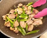 鶏肉とアスパラ、ナッツの塩レモン炒め作り方3写真