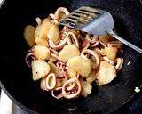 イカとじゃがいもの塩辛バター炒め作り方2写真