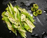 簡単！オクラと竹輪の甘辛キムチ炒め作り方1写真