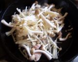 鶏皮でもう一品！鶏皮ときのこのカレー炒め作り方3写真