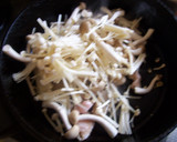 鶏皮でもう一品！鶏皮ときのこのカレー炒め作り方3写真