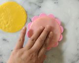 押すだけ！ハムカッターで、薄焼き卵のお花作り方3写真