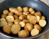 小さな新じゃがで【新じゃがのオイバター煮作り方4写真