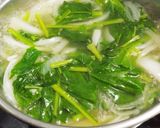 玉ねぎとほうれん草のコンソメスープ作り方9写真