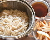 糸こんにゃくとさつま揚げの甘辛炒め作り方1写真